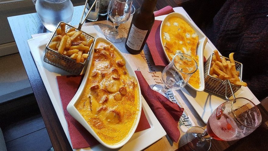 Le Welsh maison servi avec frites, sur set Hovercraft